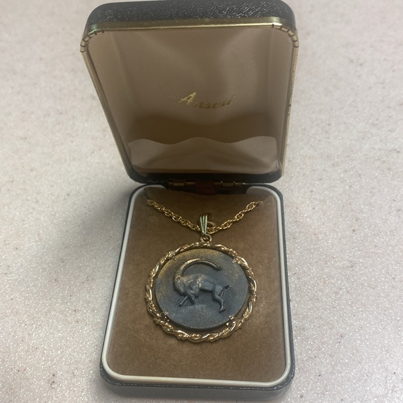 Anson Pewter Capricorn Dec 22 to Jan 19 Vintage pendant - Picture 6 of 7